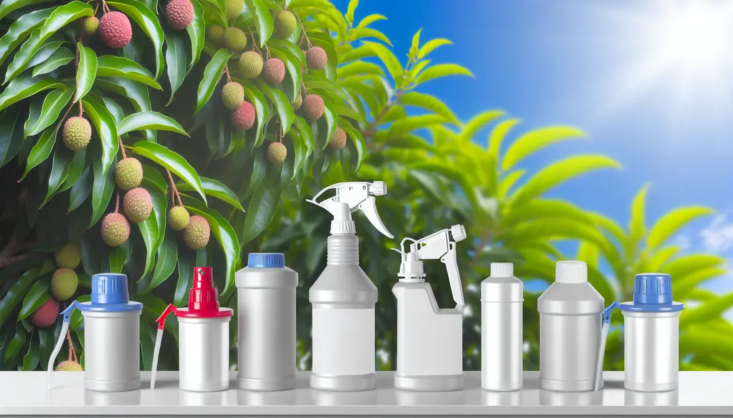 Người nông dân kiểm tra cây nhãn tại Sông Mã để phát hiện sâu bệnh thường gặp.